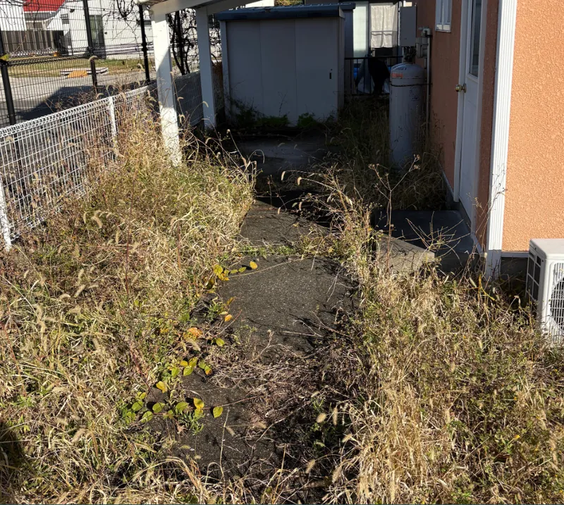 施工前: 住宅横の通路